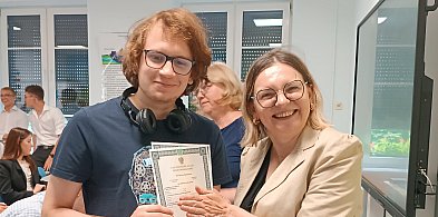 Łowicz. Absolwenci pijarskiego liceum odebrali świadectwa dojrzałości -327996
