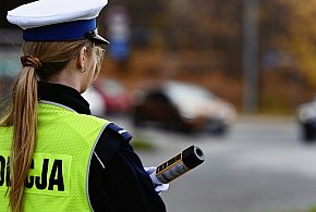 Pijany kierowca w Łowiczu. By zmylić policjantów, przesiadł się na fotel pasażera-328083