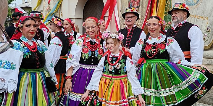 Dojrzewanie do korzeni, czyli Łowickie daleko -328091