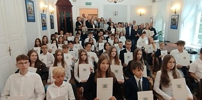 Łowicz. Doceniono starania najpilnieszych uczniów (FOTO)-328127