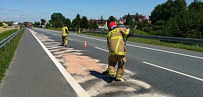 Strażacy usuwali plamę oleju w Łowiczu