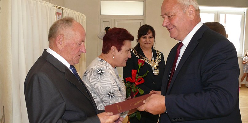 Bolimów. Medale Prezydenta RP dla 10 par małżeńskich - 328634