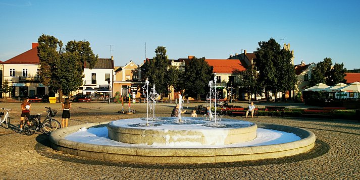 Piana w fontannie, wcześniej wrzucono do niecki piach i kamienie
