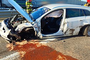 Opel insignia rozbity na A2. 49-latek ranny, Porsche na pasie zieleni-329178