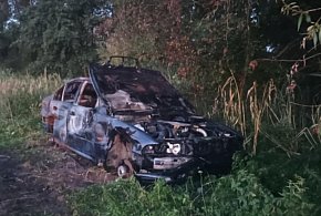 Wrak płonął po raz kolejny i dalej stoi pod lasem-329195