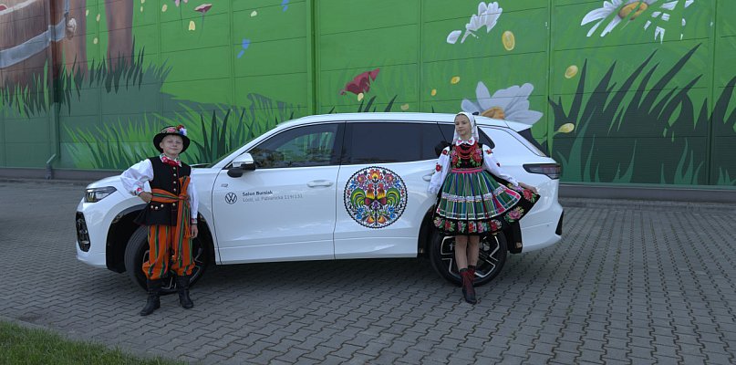 Do Łowicza zajechały auta w łowickie wzory. Co łączy je z Księżackim Jadłem?  - 329251