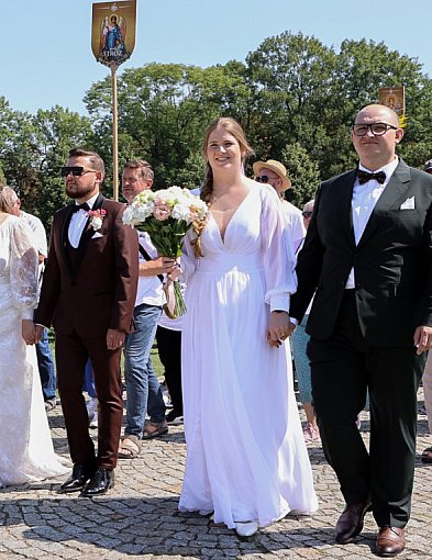 Łowicka Pielgrzymka: trzy pary weszły na Jasną Górę jako małżeństwa-329405