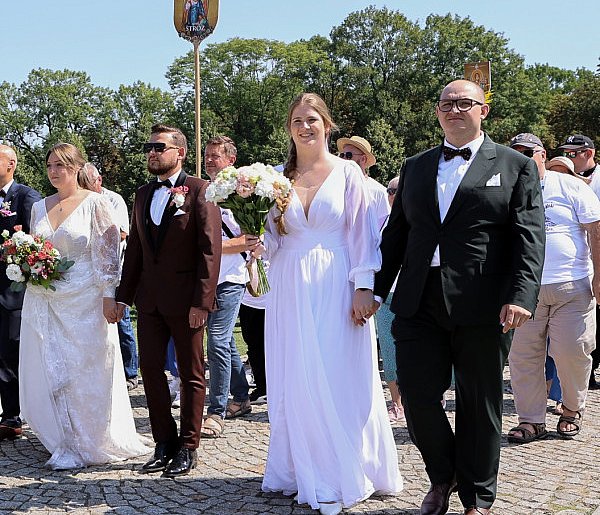 Łowicka Pielgrzymka: trzy pary weszły na Jasną Górę jako małżeństwa-329405