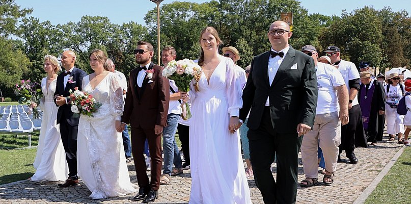 Łowicka Pielgrzymka: trzy pary weszły na Jasną Górę jako małżeństwa - 329405