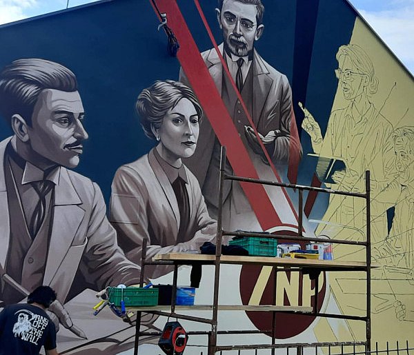 W Pilaszkowie powstaje niezwykły mural. Wiemy, kogo przedstawia! -329729