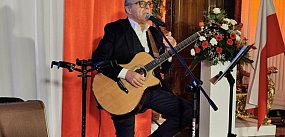 Patriotyczne śpiewanie z Janem Pospieszalskim w łowicki