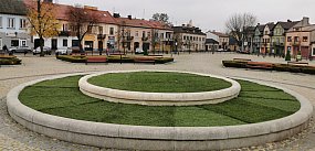Fontanna w Łowiczu przykryta sztuczną trawą