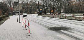 W Łowiczu spadł pierwszy śnieg. Kierowcy: noga z gazu!