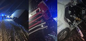 Czołowe zderzenie Golfa i ciężarowej Scanii