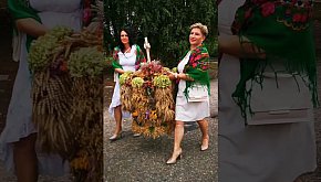 Sobota. Przemarsz do kościoła z bochnami chleba i 