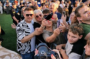 Zenek Martyniuk zaśpiewał i spotkał się z publicznoscią-12358
