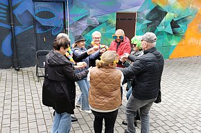 Potańcówka dla seniorów na dziedzińcu ŁOK-12476