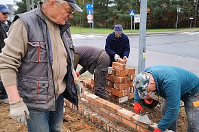 Strykowscy parafianie odbudowują mur cmentarny-12499