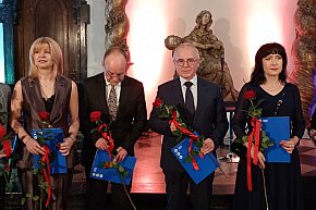 Powiat nagrodził dyrektorów i nauczycieli-12516