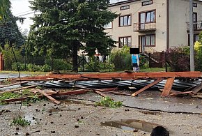 Przyszła nawałnica. Myślałam, że to donice spadają a to dach nam odleciał-330146