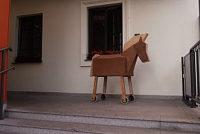 A trojański koń już czeka... przygotowania do spektaklu w łowickim liceum-330341