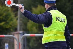 Nietypowy wypadek w Nieborowie. Czekała na przystanku, a trafił w nią… znak-330396