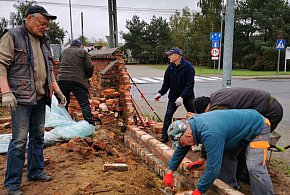 Strykowscy parafianie odbudowują mur cmentarny - 331506