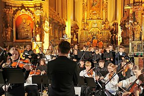 Niezwykłe widowisko muzyki i świateł w łowickiej katedrze-331572