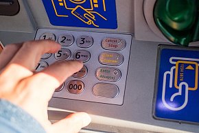 Z kont znikały pieniądze. Policja i bank badają ogólnopolski incydent-332195