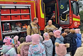 Małe bohaterki i bohaterowie w strażackiej remizie - 332291