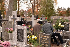 Czy 1 listopada wypada się śmiać na cmentarzu?-332525