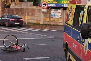 Potrącenie rowerzysty na ul. Poznańskiej w Łowiczu. Są utrudnienia w ruchu-332522