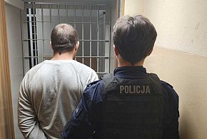 Groził i szarpał się z ratownikami. Agresor trafił do policyjnej celi-332660