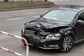 Rozbity Passat na Kaliskiej w Łowiczu. Co się stało?-332954