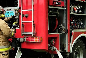 Cztery zastępy straży w akcji - zgłoszenie o pożarze dachu-333158