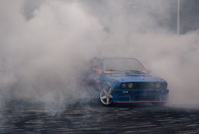 Kierowcy BMW słono zapłacili za drift na sklepowym parkingu-333284