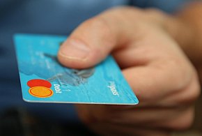 Fiskus skontroluje płatności kartą Polaków? Resort zabiera głos-333478