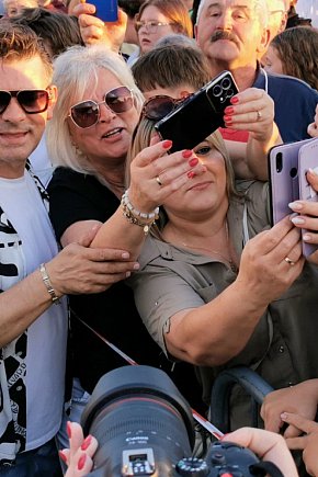 Zenek Martyniuk zaśpiewał i spotkał się z publicznoscią-12358