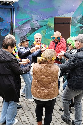 Potańcówka dla seniorów na dziedzińcu ŁOK-12476
