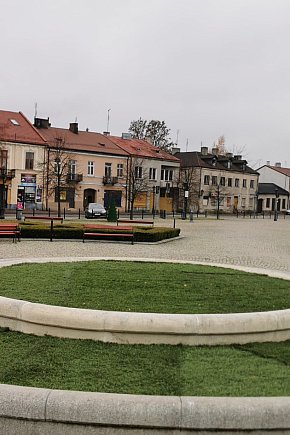 Fontanna w Łowiczu przykryta sztuczną trawą-12620