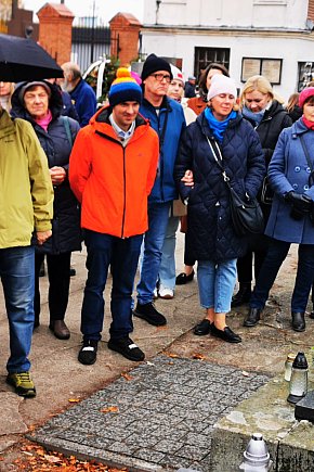 Łowiczanie odkrywali historię cmentarzy-12622