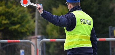 Nietypowy wypadek w Nieborowie. Czekała na przystanku, a trafił w nią… znak-330396