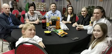 Łowickie Andrzejki na Przedmieściu. Mieszkańcy bawią się w ZAZ-333909