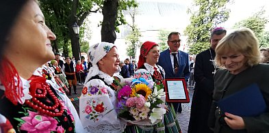 Na Starym Rynku w Łowiczu odsłonięto pięć kolejnych Gwiozd FILMY i ZDJĘCIA-330163