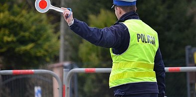 Nietypowy wypadek w Nieborowie. Czekała na przystanku, a trafił w nią… znak-330396