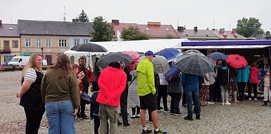 Wielka Trasa Śniadaniowa w Łowiczu. Deszcz nie przeszkodził w śniadaniu na rynku-330403