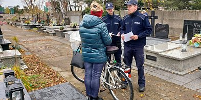 Jak nie dać okraść się na cmentarzu? Łowiccy policjanci radzą-332342