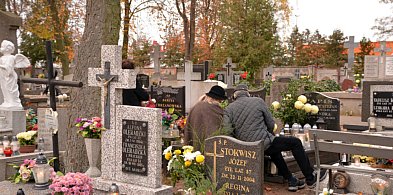 Czy 1 listopada wypada się śmiać na cmentarzu?-332525