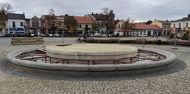 Łowicz. Fontanna na Nowym Rynku przeszła w zimowy spoczynek-332675