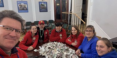 Ile wrzuciliśmy do puszek? PTTK podsumował kwestę na cmentarzach-332702